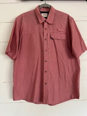 Wrangler Men’s Short Sleeve Button-Up Shirt in Rose